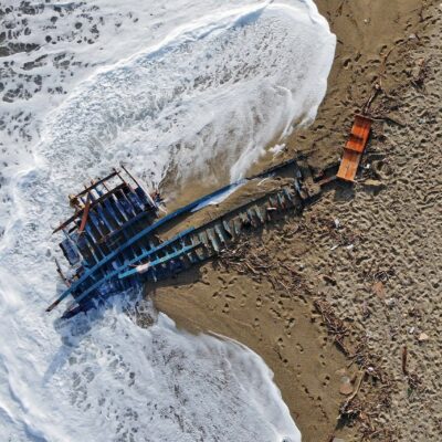 Copertina di Per Cutro sei militari alla sbarra: “Violata la legge sui soccorsi”