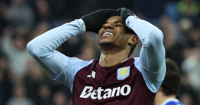 Marcus Rashford rischia di far tardi alla firma con il Barcellona: il suo jet non può decollare per colpa degli Oasis