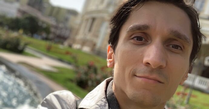 Bologna annulla il concerto del pianista ucraino Romanovsky: “Filo-russo, si esibì sulle macerie del teatro di Mariupol”