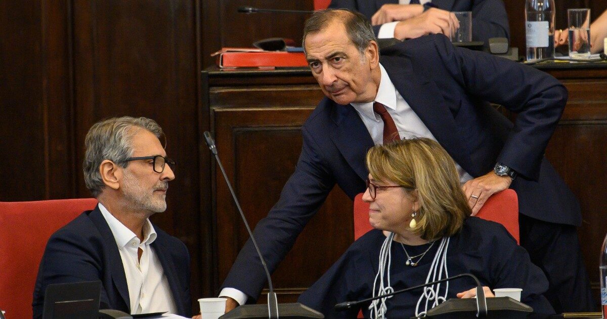 Milano, il sindaco Sala resta in sella e si difende in Consiglio: “Le mie mani sono pulite, ho agito per i cittadini”. Poi l’assessore Tancredi si dimette