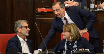 Copertina di Milano, il sindaco Sala resta in sella e si difende in Consiglio: “Le mie mani sono pulite, ho agito per i cittadini”. Poi l’assessore Tancredi si dimette