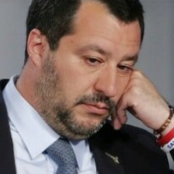 Matteo Salvini attacca Mediaset: “Accendi ed è sempre tutto colpa della Lega come su La7. Mi manca Silvio Berlusconi”. Ma cosa sta succedendo realmente su Rete4?