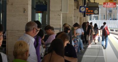 Copertina di “La nostra vita sempre col punto interrogativo”: così andare in treno tra Genova e Milano diventa una scommessa. Il racconto di pendolari e lavoratori