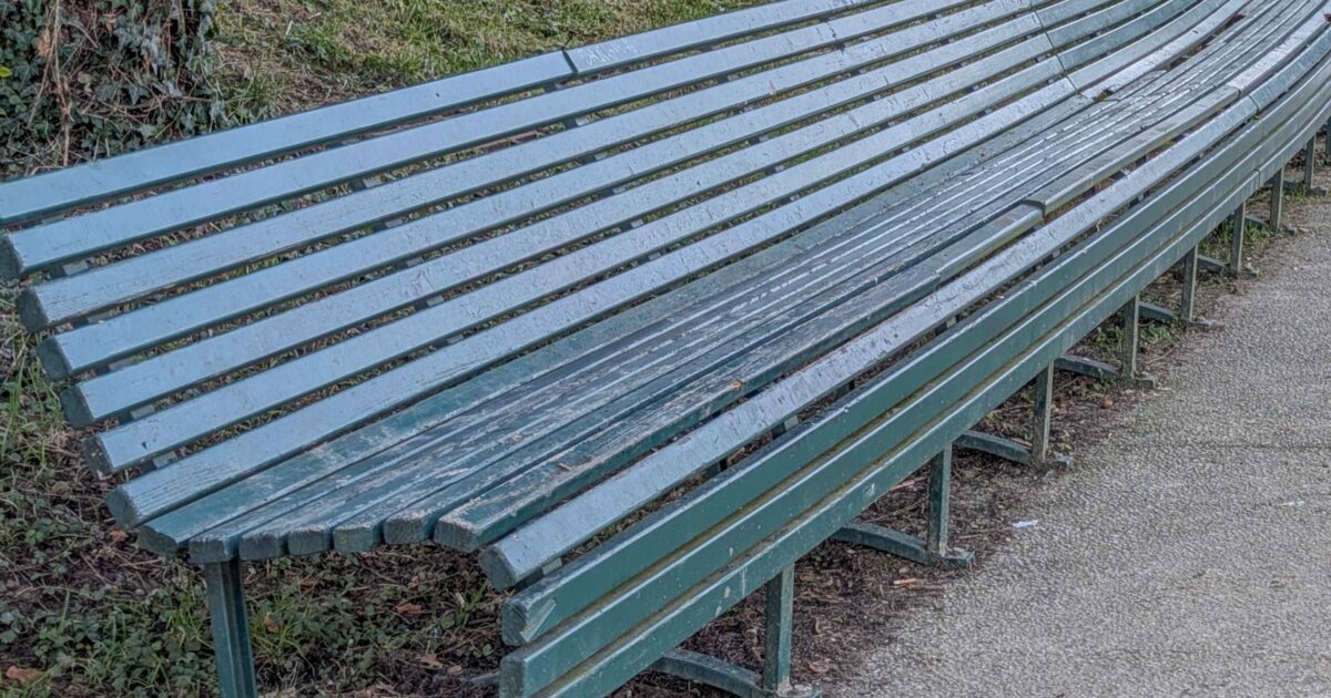cede il posto al parco a una ragazza ma non la avverte che sulla panchina c8217232 la cacca del cane 200 saltata in piedi disgustata dice che avrei dovuto avvisarla