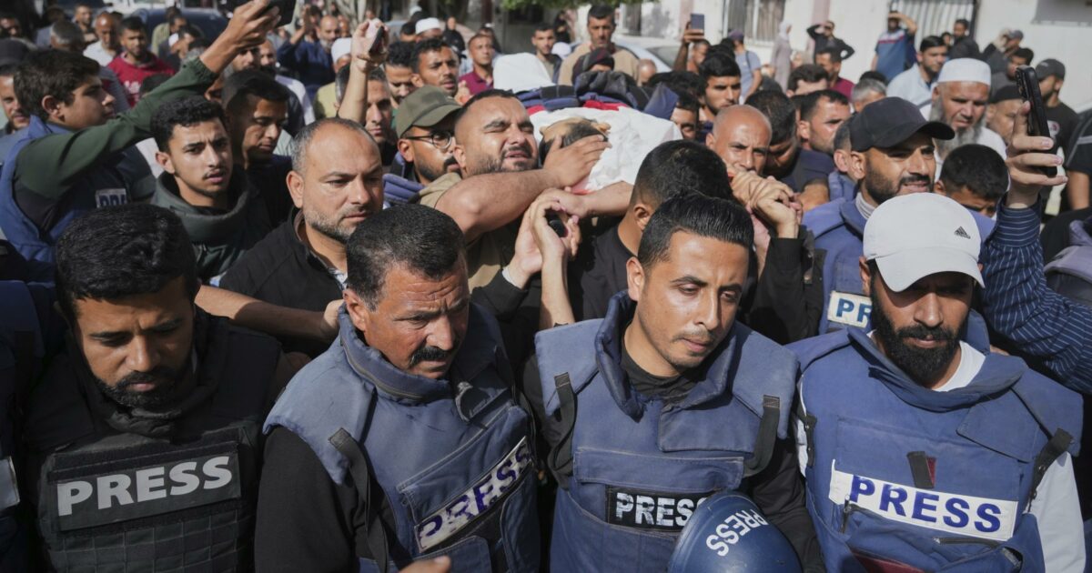 Gaza, i giornalisti dell’Afp: “I nostri colleghi non lavorano più per la fame. Ci rifiutiamo di vederli morire così” Gaza, i giornalisti dell’Afp: “I nostri colleghi non lavorano più per la fame. Ci rifiutiamo di vederli morire così”