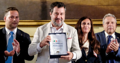 Copertina di Salvini riceve il premio Israele-Italia nel giorno dell’ennesima strage a Gaza. Le proteste di Pd, M5s e Avs: “Un’oscenità”