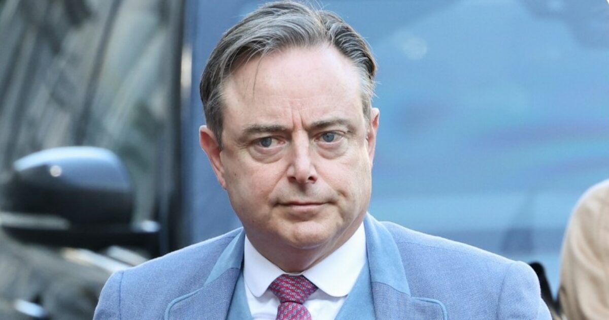Il premier belga si rifiuta di dire “Viva il Belgio”: l’uscita del nazionalista fiammingo De Wever scatena la polemica Il premier belga si rifiuta di dire “Viva il Belgio”: l’uscita del nazionalista fiammingo De Wever scatena la polemica