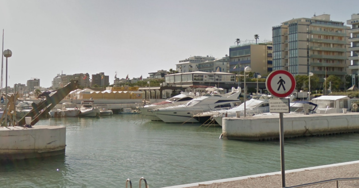 bimba con disabilit224 cade in mare con la sedia a rotelle carabiniere si tuffa nel porto di riccione e la salva
