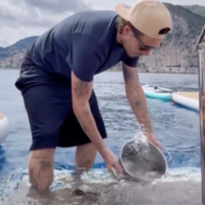 “Quando starai sul wc per la quarta volta in mezz’ora capirai”, “disgustoso”: la pasta cucinata da Brooklyn Beckham fa inorridire i commentatori