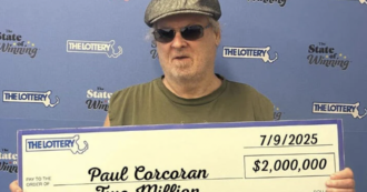 Sbaglia a comprare i biglietti della lotteria ma accade l’impensabile: vince due volte in una notte. La storia di Paul Corcoran
