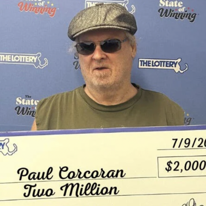 Sbaglia a comprare i biglietti della lotteria ma accade l’impensabile: vince due volte in una notte. La storia di Paul Corcoran