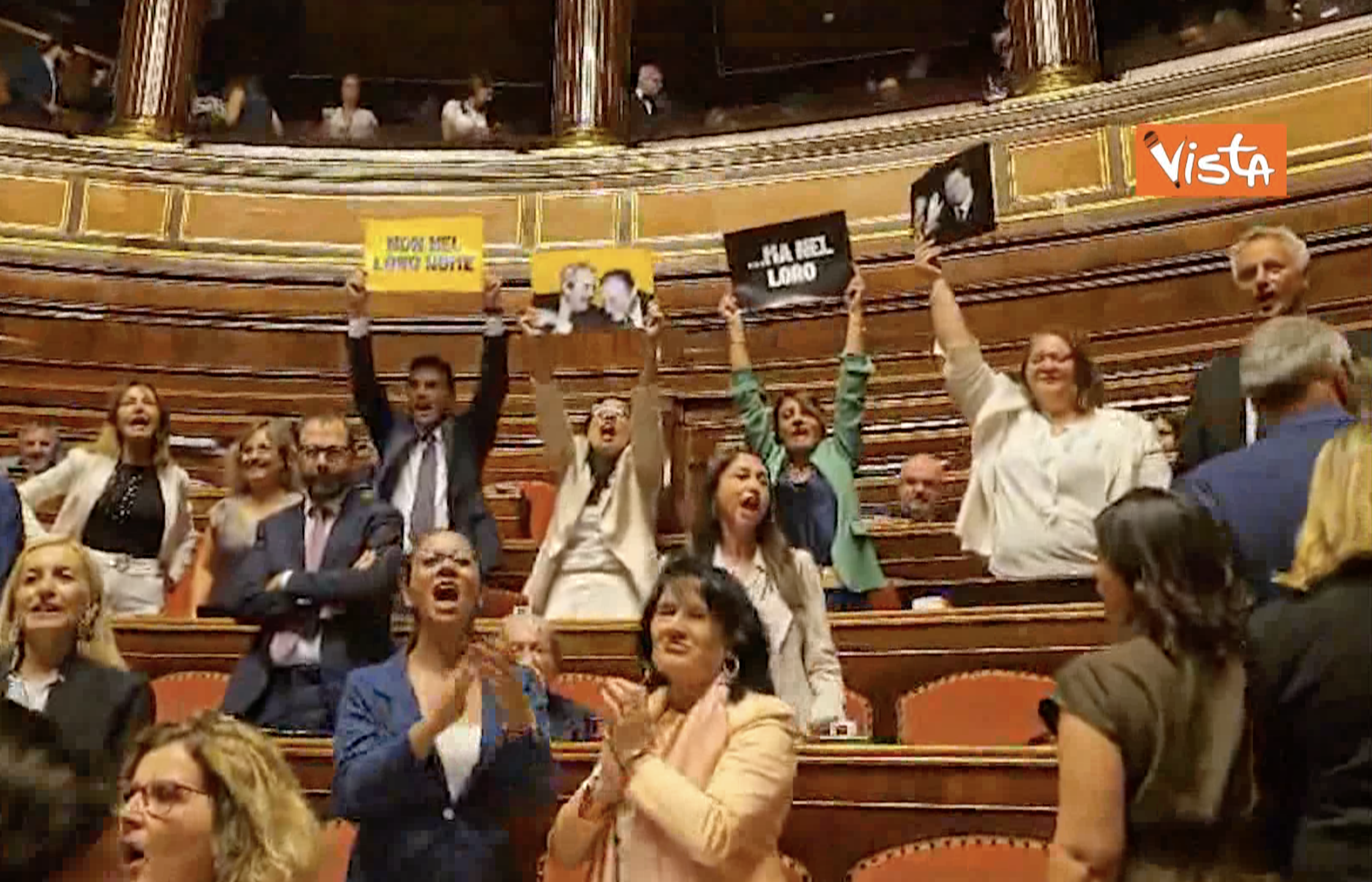 Separazione delle carriere, proteste in Aula: senatori M5s sollevano cartelli con le foto di Falcone e Borsellino Separazione delle carriere, proteste in Aula: senatori M5s sollevano cartelli con le foto di Falcone e Borsellino
