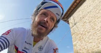 Copertina di “Sono due anni che non faccio un vero viaggio in bicicletta, la mia gamba è da testare”: Jovanotti si rimette in sella e viaggia verso il Friuli – VIDEO