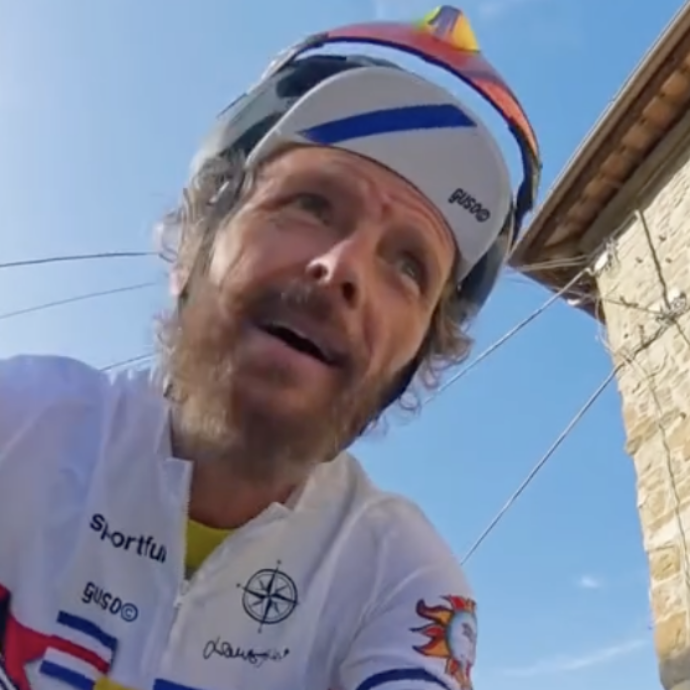 “Sono due anni che non faccio un vero viaggio in bicicletta, la mia gamba è da testare”: Jovanotti si rimette in sella e viaggia verso il Friuli – VIDEO