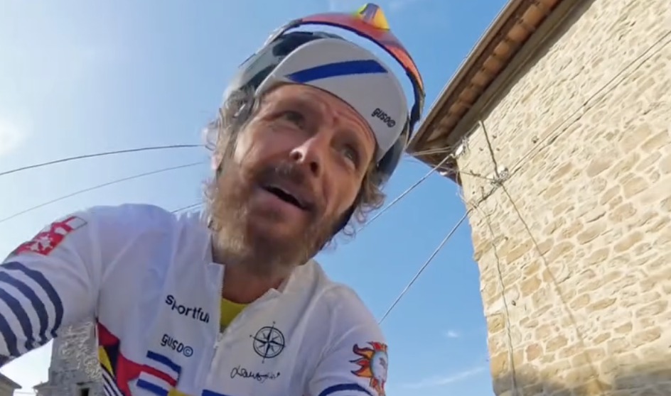 sono due anni che non faccio un vero viaggio in bicicletta la mia gamba 232 da testare jovanotti si rimette in sella e viaggia verso il friuli 8211 video