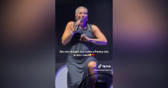 Copertina di “M’ha dato una botta”: Penelope Maria scalcia e Alessandra Amoroso “perde il filo” durante il concerto – Video