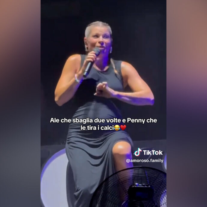 “M’ha dato una botta”: Penelope Maria scalcia e Alessandra Amoroso “perde il filo” durante il concerto – Video