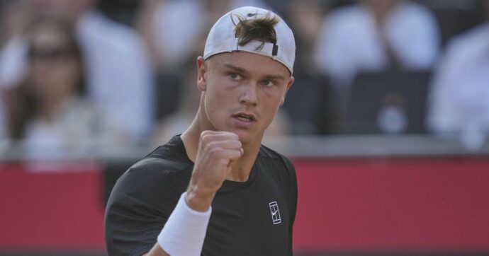 Rune punta Sinner, si prende il suo ex preparatore e vuole Agassi come supercoach: “Lui sa dove mi vede in futuro e io posso farcela”