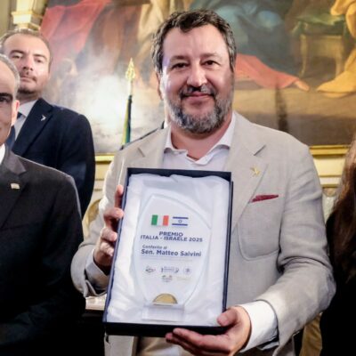 Copertina di Salvini premiato dall’amico di Bibi: “Sto con Israele, una realtà pacifica”