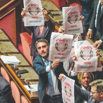 Copertina di Carriere separate: c’è l’ok, ma la festa FdI fa infuriare FI