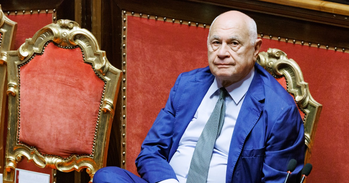 Separazione delle carriere, ok del Senato. Le proteste del M5s in aula, il Pd mostra la Costituzione capovolta