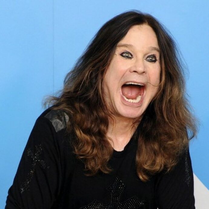 Ozzy Osbourne è morto: il leader dei Black Sabbath aveva 76 anni. Era malato di Parkinson