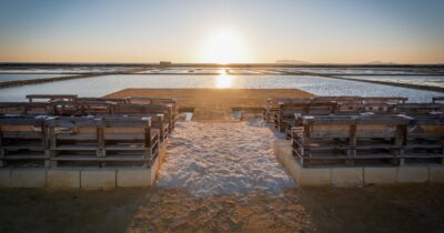 Copertina di ‘A Scurata, torna la rassegna musicale sul palco ecosostenibile delle antiche saline di Marsala