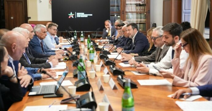 Codice della strada, l’idea sul tavolo di Salvini: tessera digitale per i pazienti che fanno uso di farmaci psicotropi. “Rischio privacy e discriminazioni”