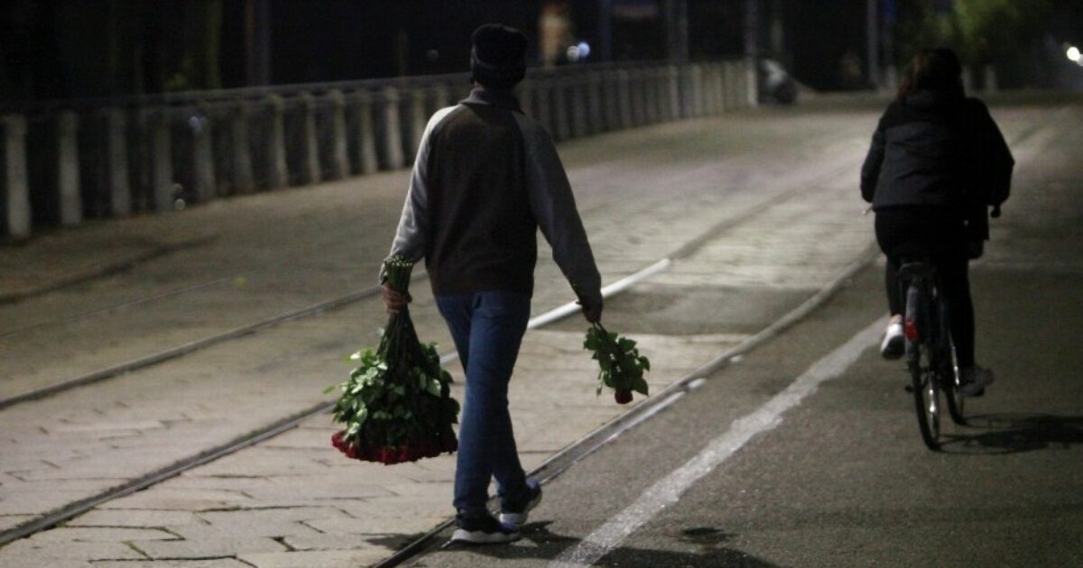 venditore ambulante di rose riceve una multa di 5mila euro sconcerto e solidariet224 dei cittadini
