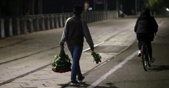 Venditore ambulante di rose riceve una multa di 5mila euro: sconcerto e solidarietà dei cittadini