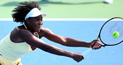 Copertina di Venus Williams torna in campo a 45 anni e vince: “Che bello! Un anno fa mi preparavo per un intervento chirurgico”