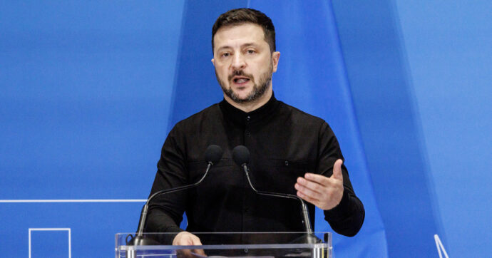 La Russia bombarda il Donetsk, Kiev: “Morto un bambino di 10 anni”. Zelensky: “Domani colloqui di pace”