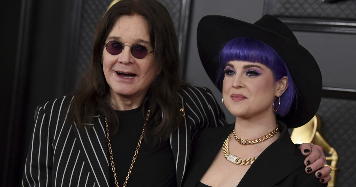 “Nessun patto suicida per mio padre Ozzy Osbourne tra me e mia mamma Sharon”: la figlia Kelly furiosa. Ma l’ipotesi dell’eutanasia fino al 2023 non era esclusa “Nessun patto suicida per mio padre Ozzy Osbourne tra me e mia mamma Sharon”: la figlia Kelly furiosa. Ma l’ipotesi dell’eutanasia fino al 2023 non era esclusa