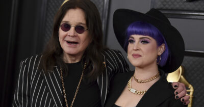 Copertina di “Nessun patto suicida per mio padre Ozzy Osbourne tra me e mia mamma Sharon”: la figlia Kelly furiosa. Ma l’ipotesi dell’eutanasia fino al 2023 non era esclusa