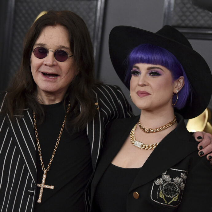 “Nessun patto suicida per mio padre Ozzy Osbourne tra me e mia mamma Sharon”: la figlia Kelly furiosa. Ma l’ipotesi dell’eutanasia fino al 2023 non era esclusa