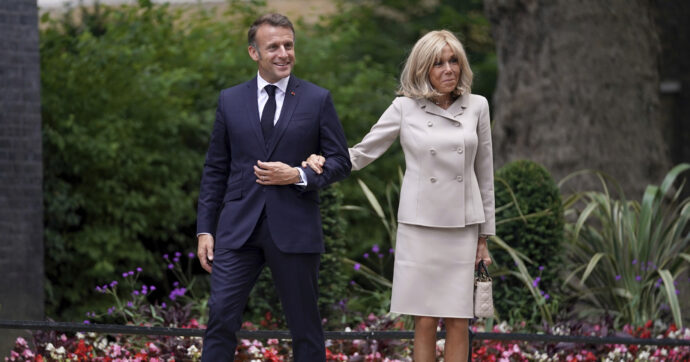 Causa dei coniugi Macron contro Candace Owens. L’influencer sostiene che Brigitte sia un uomo