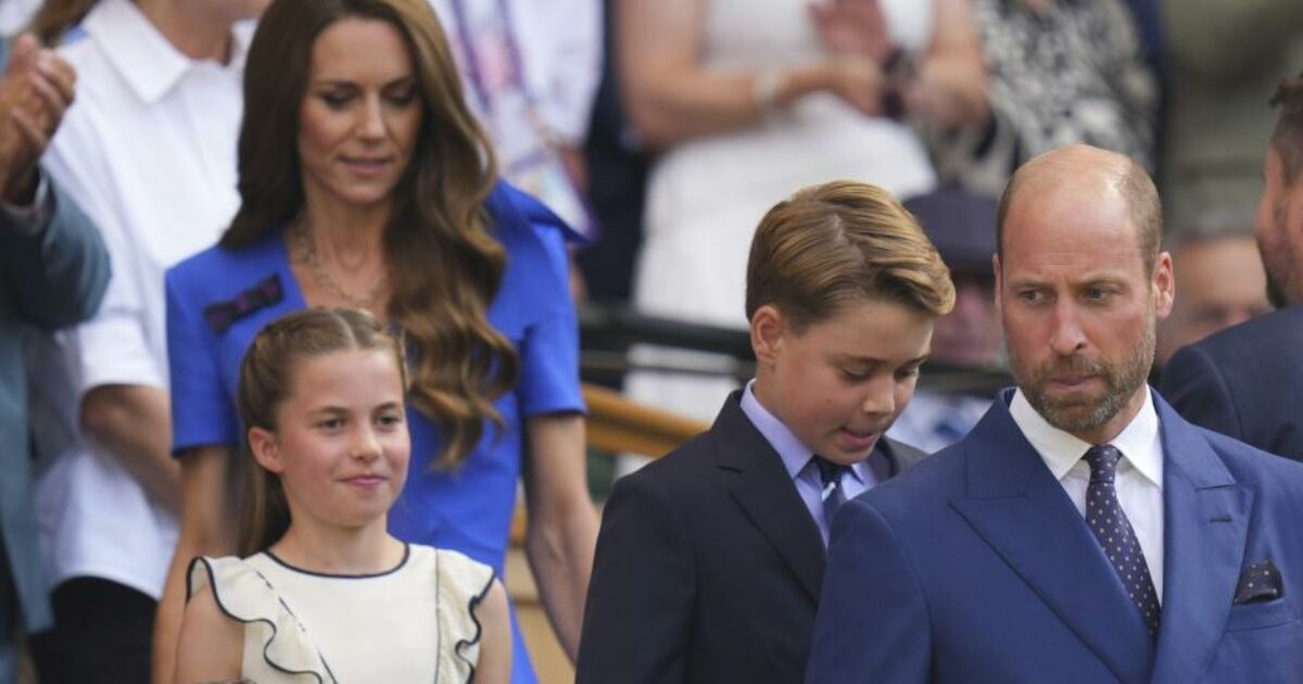 Il principino George compie 12 anni: “Ora non potrà più viaggiare con papà William, rischia di fare da solo il volo di ritorno dalle vacanze in Grecia” Il principino George compie 12 anni: “Ora non potrà più viaggiare con papà William, rischia di fare da solo il volo di ritorno dalle vacanze in Grecia”