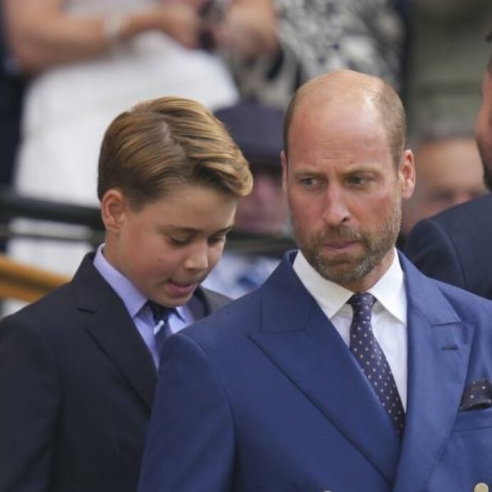 Il principino George compie 12 anni: “Ora non potrà più viaggiare con papà William, rischia di fare da solo il volo di ritorno dalle vacanze in Grecia”