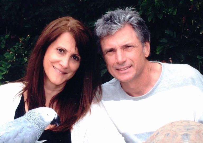 la polizia ha trovato i loro corpi crivellati di colpi la produttrice di american idol robin kaye e suo marito uccisi nella loro villa a los angeles
