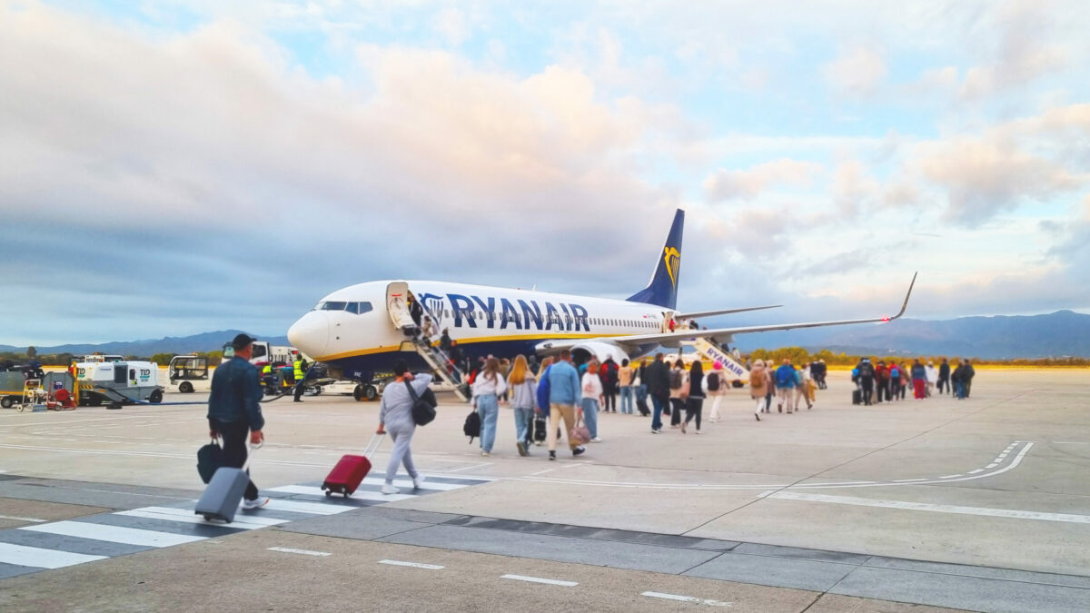 “Bloccati in aeroporto a Palma di Maiorca per 18 ore, siamo tornati a Bologna con un volo fantasma”: la rabbia dei passeggeri e la replica di Ryanair