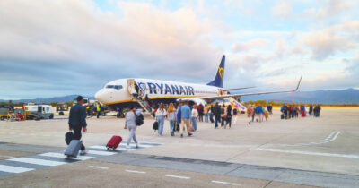 Copertina di “Daremo un bonus ai dipendenti che scovano bagagli fuori misura, voglio eliminare questa piaga”: parla il capo di Ryanair