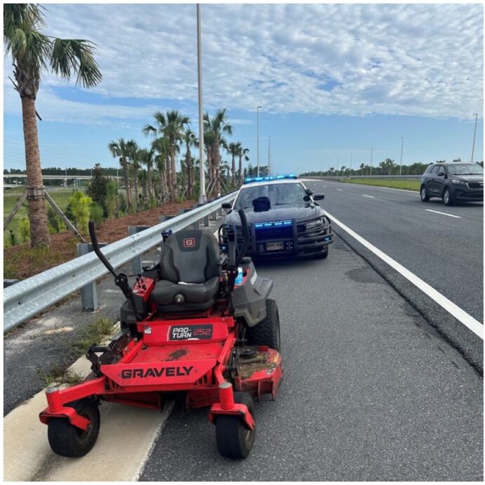 “Era alla guida di un tosaerba in autostrada e in stato di alterazione”: Christopher Spain arrestato in Florida