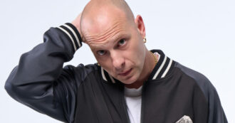 Copertina di “Per 10 anni ho avuto una vita turbolenta tra droghe, alcol, serate. La mia salvezza? La meditazione e i viaggi in giro per il mondo”: parla Clementino