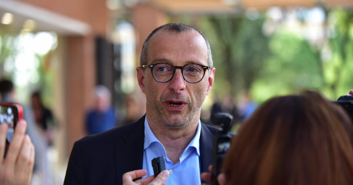 Ricci indagato, i pm: “I soldi delle associazioni al suo collaboratore, anche per le vacanze” Ricci indagato, i pm: “I soldi delle associazioni al suo collaboratore, anche per le vacanze”