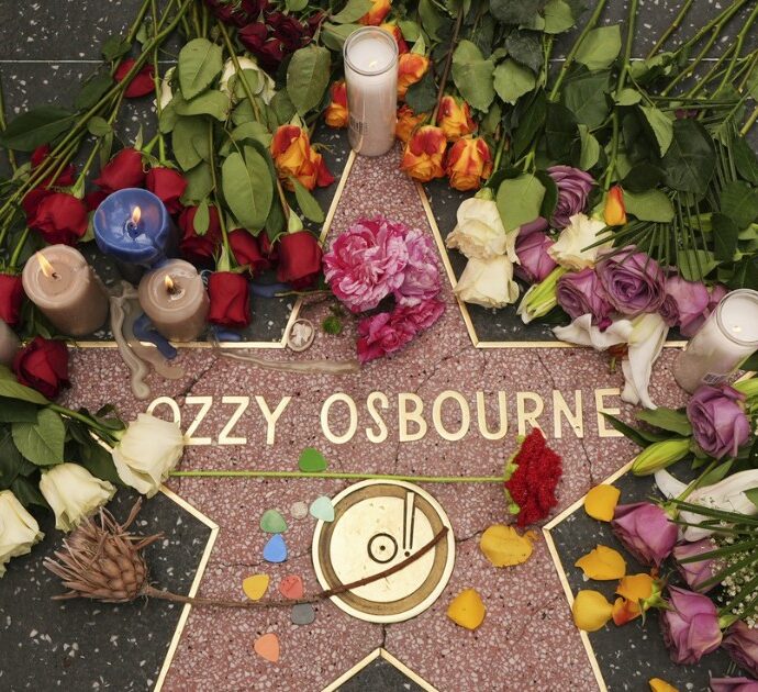 Ozzy Osbourne è morto. Ma non provate a santificarlo