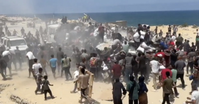 Copertina di Gaza, centinaia di persone affamate assaltano i camion con i sacchi di farina