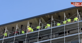 Copertina di Milano, quindici operai protestano su un ponteggio al settimo piano: chiedono di avere gli stipendi arretrati