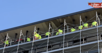 Copertina di Milano, quindici operai protestano su un ponteggio al settimo piano: chiedono di avere gli stipendi arretrati