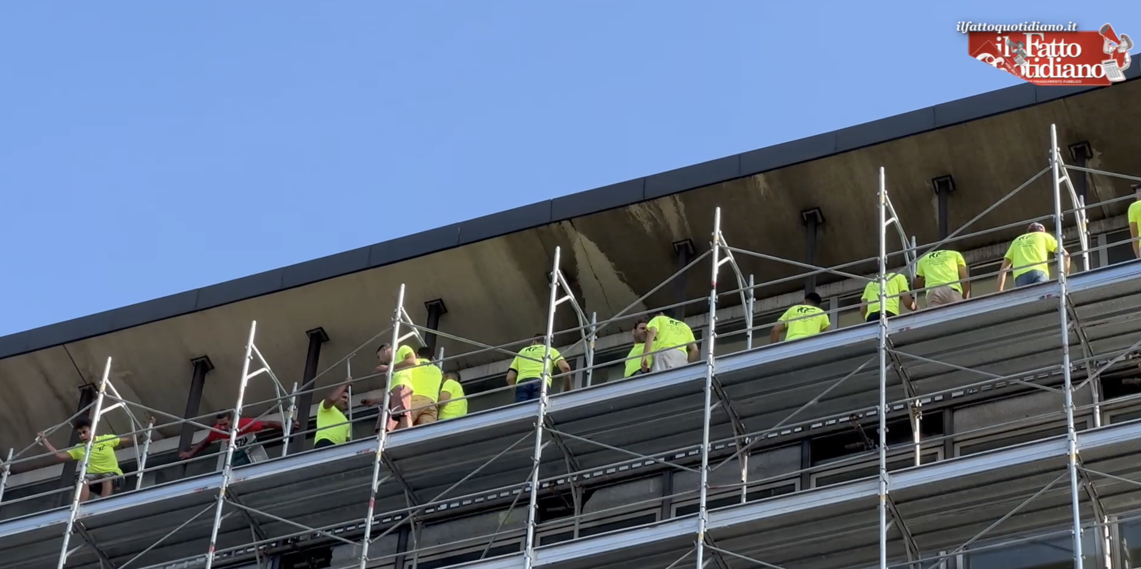 milano quindici operai protestano su un ponteggio al settimo piano chiedono di avere gli stipendi arretrati