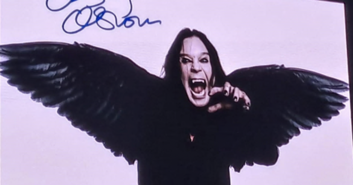 “Quel pipistrello aveva un sapore molto salato, l’antirabbica non è stata affatto divertente”: quando Ozzy Osbourne ha morso la testa del volatile sul palco